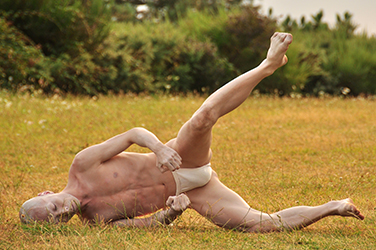 Loinclothed hobby; Obr�zek dne - the picture od the day - �awa rel - Gyohei Zaitsu, balade butoh, 2012
