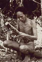 Loinclothed hobby; Obr�zek dne - the picture od the day - �awa rel - Ta-oi villager makes tobacco water pipe in Attapu Province