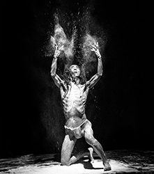 Loinclothed hobby; Obr�zek dne - the picture od the day - �awa rel - Photo by Robbie Sweeny, Atsushi Takenouchi in Noh Space (USA) - Thousand Drops, Thousand Flowers