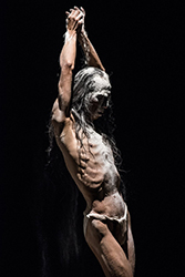 Loinclothed hobby; Obr�zek dne - the picture od the day - �awa rel - Photo by Robbie Sweeny, Atsushi Takenouchi in Noh Space (USA) - Thousand Drops, Thousand Flowers