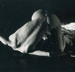 Loinclothed hobby; Obr�zek dne - the picture od the day - �awa rel - Loinclothed Butoh dancer