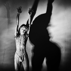 Loinclothed hobby; Obr�zek dne - the picture od the day - �awa rel - Loinclothed Butoh dancer