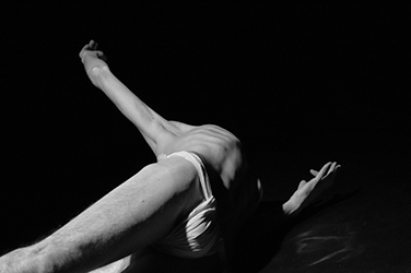 Loinclothed hobby; Obr�zek dne - the picture od the day - �awa rel - Loinclothed Butoh dancer