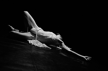 Loinclothed hobby; Obr�zek dne - the picture od the day - �awa rel - Loinclothed Butoh dancer