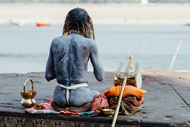 Loinclothed hobby; Obr�zek dne - the picture od the day - �awa rel - Photo by Adam Cohn, Sadhu in Ashes and Langota, Varanasi India