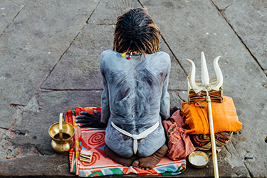Loinclothed hobby; Obr�zek dne - the picture od the day - �awa rel - Photo by Adam Cohn, Sadhu in Ashes and Langota, Varanasi India