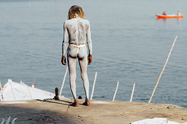 Loinclothed hobby; Obr�zek dne - the picture od the day - �awa rel - Photo by Adam Cohn, Sadhu in Ashes and Langota, Varanasi India
