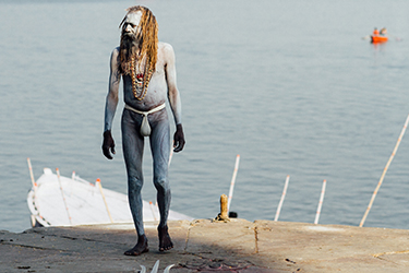 Loinclothed hobby; Obr�zek dne - the picture od the day - �awa rel - Photo by Adam Cohn, Sadhu in Ashes and Langota, Varanasi India
