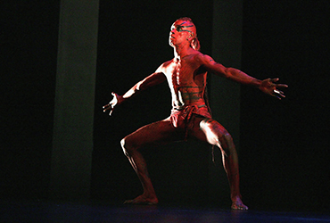 Loinclothed hobby; Obr�zek dne - the picture od the day - �awa rel - Boomerang, Media Call - dancer Patrick Thaiday, Photo by Patrick Riviere 