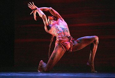 Loinclothed hobby; Obr�zek dne - the picture od the day - �awa rel - Boomerang, Media Call - dancer Patrick Thaiday, Photo by Patrick Riviere 