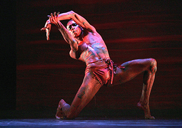 Loinclothed hobby; Obr�zek dne - the picture od the day - �awa rel - Boomerang, Media Call - dancer Patrick Thaiday, Photo by Patrick Riviere 