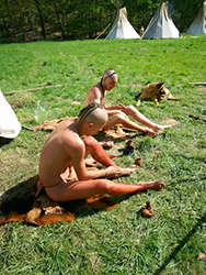 Loinclothed hobby; Obr�zek dne - the picture od the day - �awa rel - View into world of native american reenactors