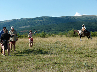 Loinclothed hobby; Obr�zek dne - the picture od the day - �awa rel - Indians on horseback