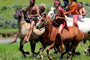 Loinclothed hobby; Obr�zek dne - the picture od the day - �awa rel - The Realbird re-enactment,The Battle Of The Little Big Horn,Crow Agency, Montana,Photo by Jim Berry