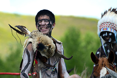 Loinclothed hobby; Obr�zek dne - the picture od the day - �awa rel - The Realbird re-enactment,The Battle Of The Little Big Horn,Crow Agency, Montana,Photo by Jim Berry