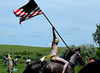 Loinclothed hobby; Obr�zek dne - the picture od the day - �awa rel - The Realbird re-enactment,The Battle Of The Little Big Horn,Crow Agency, Montana,Photo by Jim Berry