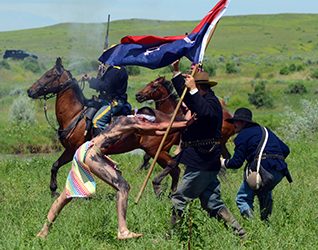 Loinclothed hobby; Obr�zek dne - the picture od the day - �awa rel - The Realbird re-enactment,The Battle Of The Little Big Horn,Crow Agency, Montana,Photo by Jim Berry