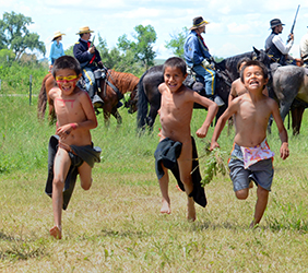 Loinclothed hobby; Obr�zek dne - the picture od the day - �awa rel - The Realbird re-enactment,The Battle Of The Little Big Horn,Crow Agency, Montana,Photo by Jim Berry