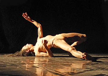 Loinclothed hobby; Obr�zek dne - the picture od the day - �awa rel - Atsushi Takenouchi, Butoh dancer 