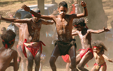 Loinclothed hobby; Obr�zek dne - the picture od the day - �awa rel - Simple naked loincloth - Aboriginal Dancers, Australia,  photo   probably by Hannah L Glenton