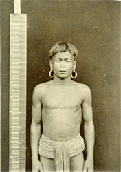 Loinclothed hobby; Obr�zek dne - the picture od the day - �awa rel - Loinclothed Kayan man, central Borneo, 1898-1900