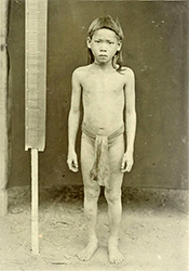 Loinclothed hobby; Obr�zek dne - the picture od the day - �awa rel - Loinclothed Kayan 11 years old boy,  central Borneo, 1898-1900