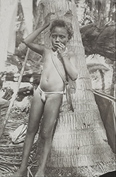 Loinclothed hobby; Obr�zek dne - the picture od the day - �awa rel - A native boy, standing against a tree at New Georgia