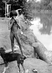 Loinclothed hobby; Obr�zek dne - the picture od the day - �awa rel - A native boy, standing against a tree at New Georgia