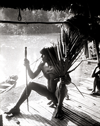 Loinclothed hobby; Obr�zek dne - the picture od the day - �awa rel - Photo by Erland Nordenski�ld, Medicinmannen Selimo Huacor�so, Samb� River, Dari�n