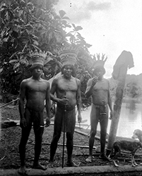 Loinclothed hobby; Obr�zek dne - the picture od the day - �awa rel - A native boy, standing against a tree at New Georgia