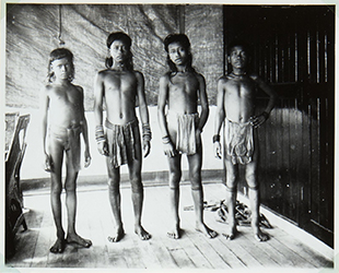 Loinclothed hobby; Obr�zek dne - the picture od the day - �awa rel - Dayak jongens in lendendoek