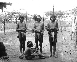 Loinclothed hobby; Obr�zek dne - the picture od the day - �awa rel -  Photo by H. Candelier, Indiens - Colombie, 1890 