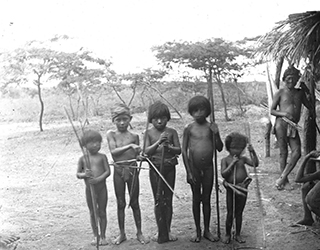 Loinclothed hobby; Obr�zek dne - the picture od the day - �awa rel - Photo by H. Candelier, Goajire, Enfants Indiens, 1890 