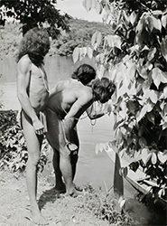Loinclothed hobby; Obr�zek dne - the picture od the day - �awa rel -  Photo by Edgar Aubert de la R�e, Roucouyennes au bord de l'Itany  - Wayana