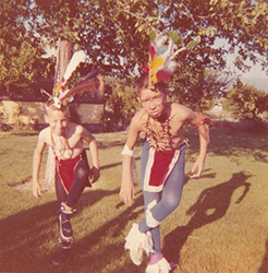 Loinclothed hobby; Obr�zek dne - the picture od the day - �awa rel -  Skinny boy in indian dance costume on red car in desert - 1950
