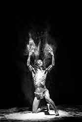 Loinclothed hobby; Obr�zek dne - the picture od the day - �awa rel - Jinen Butoh - Atsushi Takenouchi, Thousand Drops, Thousand Flowers, Photo by Robbie Sweeny 