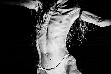 Loinclothed hobby; Obr�zek dne - the picture od the day - �awa rel - Jinen Butoh - Atsushi Takenouchi, Thousand Drops, Thousand Flowers, Photo by Robbie Sweeny 