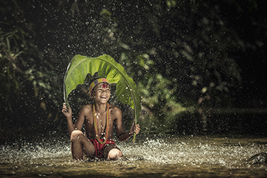 Loinclothed hobby; Obr�zek dne - the picture od the day - �awa rel - People of Mentaway tribe, Indonesia Muara Siberut Butui