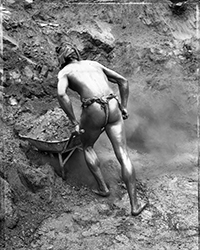 Loinclothed hobby; Obr�zek dne - the picture od the day - �awa rel - Photo by Gian Paolo Barbieri, Madagascar