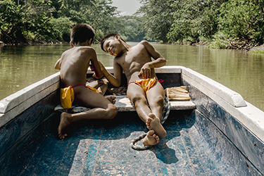 Loinclothed hobby; Obr�zek dne - the picture od the day - �awa rel - Embera boys