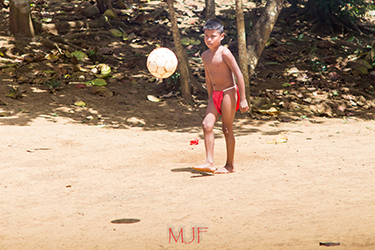 Loinclothed hobby; Obr�zek dne - the picture od the day - �awa rel - Journey to the Embera, Photo by: Matthew J. Foglino, a teacher, historian and photographer living in the Bronx, NY