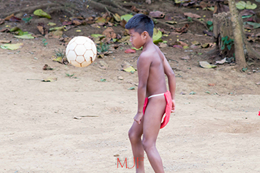 Loinclothed hobby; Obr�zek dne - the picture od the day - �awa rel - Journey to the Embera, Photo by: Matthew J. Foglino, a teacher, historian and photographer living in the Bronx, NY