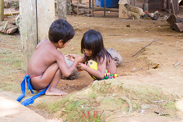 Loinclothed hobby; Obr�zek dne - the picture od the day - �awa rel - Journey to the Embera, Photo by: Matthew J. Foglino, a teacher, historian and photographer living in the Bronx, NY