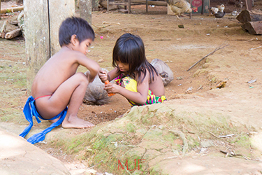 Loinclothed hobby; Obr�zek dne - the picture od the day - �awa rel - Journey to the Embera, Photo by: Matthew J. Foglino, a teacher, historian and photographer living in the Bronx, NY