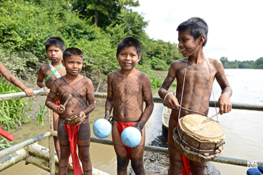 Loinclothed hobby; Obr�zek dne - the picture od the day - �awa rel - photo by Kike Calvo, Embera Indigenous Community ~ Sambu District ~ Darien Region 