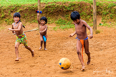 Loinclothed hobby; Obr�zek dne - the picture od the day - �awa rel - Photo by: Kyle Adler,  An impromptu soccer match in the green open area of the village