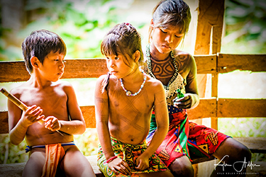 Loinclothed hobby; Obr�zek dne - the picture od the day - �awa rel - Photo by: Kyle Adler, Applying Jagua tattos on the little sister and brother 