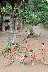 Loinclothed hobby; Obr�zek dne - the picture od the day - �awa rel - The Art of V�ctor Santamar�a - indigenous people, Panama 
