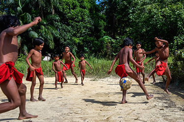 Loinclothed hobby; Obr�zek dne - the picture od the day - �awa rel - Amazonie: la tribu Waiapi