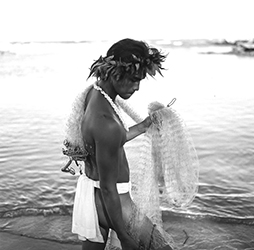 Loinclothed hobby; Obr�zek dne - the picture od the day - �awa rel - Hawaiian malo ~ B/W ~ 1/8 - Holoholoku Hasselblad - Photo by Kit Furderer 